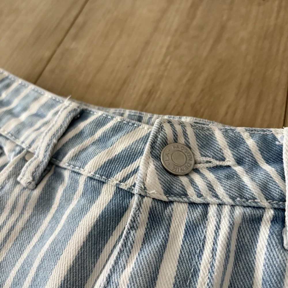 PacSun Los Angeles‎ Women's Mini Stripe Light Blue Cuffed Denim Mom Short 25